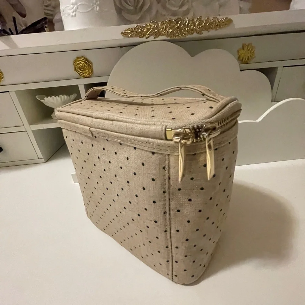 Kate spade beautiful lunchbox out to lunch in the front.with gold zipper